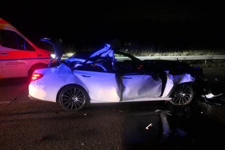 Beifahrerseite des stark beschädigten Mercedes