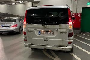 Geparkter Van auf Sperrfläche