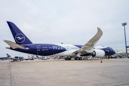 Sechs Flugzeuge will die Lufthansa mit einer Sonderlackierung versehen, die das Kranich-Symbol mit der 100 und den Jahreszahlen 1926 und 2026 verbindet.