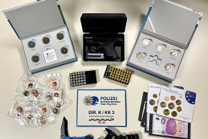 Sichergestellte Beute und Waffen