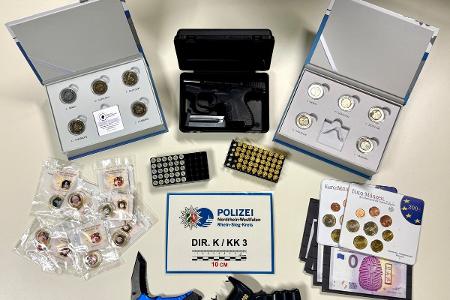 Sichergestellte Beute und Waffen