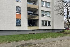 Spuren des Wohnungsbrands an der Fassade. 