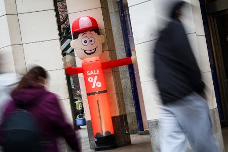 Passanten sind mit ihren Weihnachtseinkäufen auf der Mönckebergstraße in der Innenstadt unterwegs.