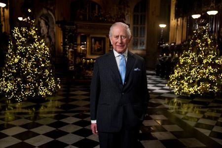 König Charles III. während der Aufzeichnung seiner Weihnachtsbotschaft.