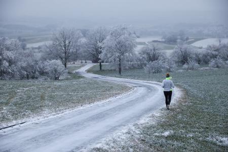 Joggerin trotzt Schnee und Raureif an Heiligabend in Uttenweiler