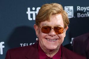 Elton John feiert Platin-Erfolg mit "Step Into Christmas"