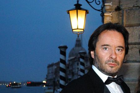 Als Commissario Brunetti löste Kockisch Kriminalfälle in der malerischen Kulisse von Venedig.