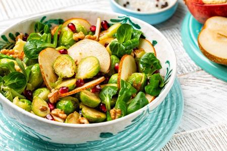 Feldsalat mit Rosenkohl, Birne und Granatapfel