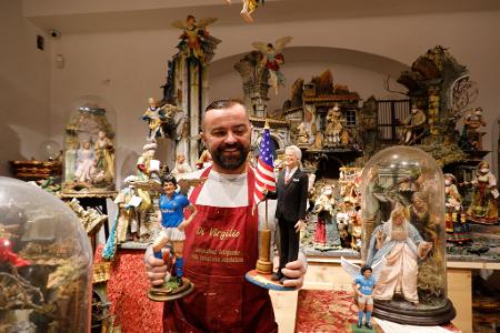 In Neapels Krippenläden finden sich neben Maria und Josef auch Figuren wie Ex-Präsident Biden und Maradonna. (Archivbild) 