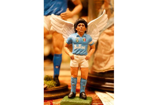 Fußball-Legende Maradona gab es in Neapel auch als Krippenfigur mit Engelsflügeln. (Archivbild) 