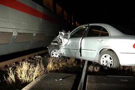 Das Auto stand auf dem Bahnübergang und wurde von einem ICE erfasst. 