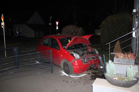 Verkehrsunfall endet im Vorgarten