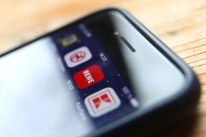 Verbraucher sollen nach dem Willen der Grünen im Bundestag per App die günstigsten Lebensmittel finden können. (Symbolbild)