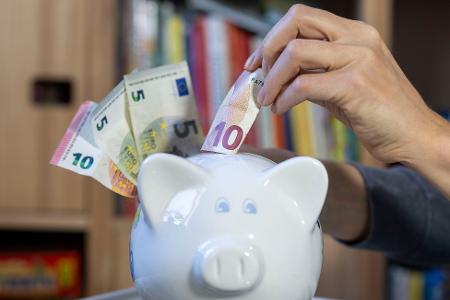 Die Menschen in Deutschland sparen vergleichsweise viel, beliebt sind Tages- und Festgeldkonten. (Symbolbild)