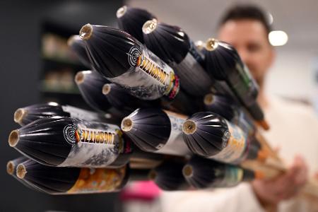 Raketen von Weco - sie sind aus Pappe, wie die Firma betont. Plastikkappen haben sie nicht mehr. 