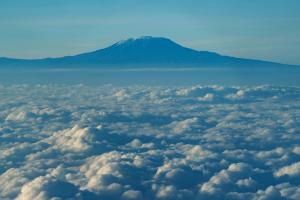 Der Gipfel des Kilimandscharo ragt aus der Wolkendecke hervor. (Archivbild)