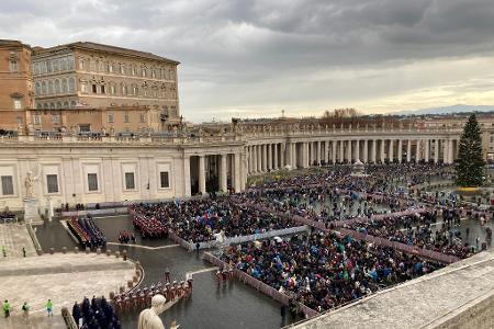 Tausende Gläubige warteten in der nassen Kälte auf dem Petersplatz auf den Segen des Papstes.