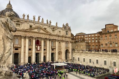 Mit Regencapes und unter Regenschirmen verfolgten die Gläubingen die Ansprache des Papstes.