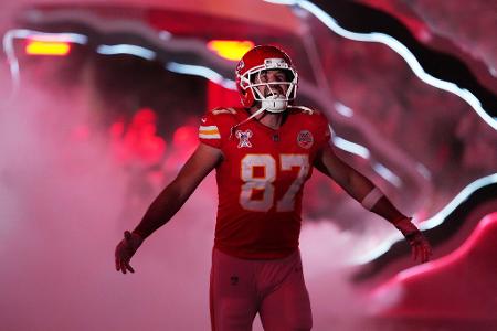 Kansas City Chiefs Tight End Travis Kelce kommt auf das Spielfeld.