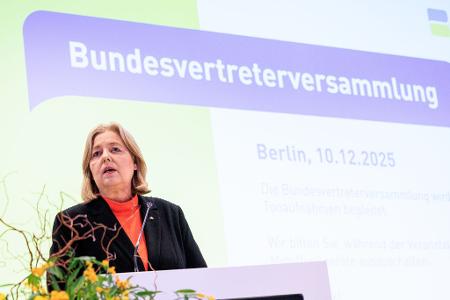 Bundesarbeitsministerin Bärbel Bas (SPD) vor Vertretern der Rentenversicherung im Dezember. (Archivbild)