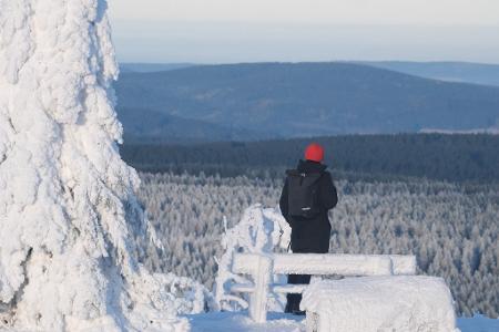 Fichtelberg im Frost: Spaziergänger genießt Winteridylle