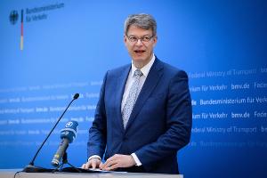 Der Bundesverkehrsminister sieht in der Absenkung der Luftverkehrssteuer einen Beitrag, den Standort Deutschland zu stärken. (Archivbild)   