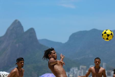 Brasilianer spielen bei 32 Grad nach den Weihnachtstagen Fußball am Strand in Rio de Janeiro.