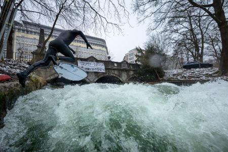 Großer Sprung zurück auf die Eisbachwelle: Surfer erobern bei winterlichen Temperaturen Münchens Hotspot wieder