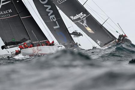 Segelyachten eröffnen die Sydney-Hobart-Regatta 2025