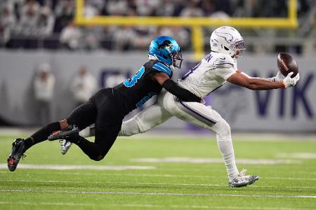 Minnesota Vikings Wide Receiver Justin Jefferson (r) fängt einen Pass.