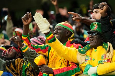 Fans von Mali reagieren während des Fußballspiels zwischen Marokko und Mali.