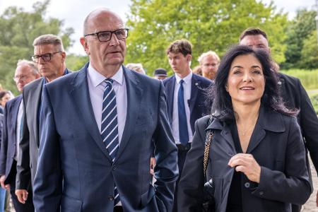 Brandenburgs Ministerpräsident Dietmar Woidke (SPD) erhofft sich von der Bundesregierung mehr Anstrengungen zur Senkung der Stromkosten (Archivbild).