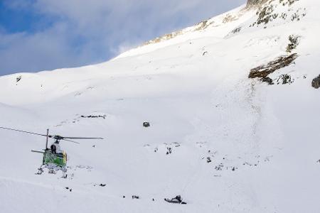 Rettungshubschrauber suchten nach den Vermissten. (Symbolbild)