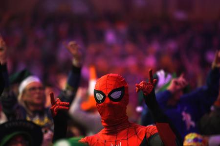 Darts: WM, 3. Runde. Zuschauer in Kostümen im Alexandra Palace.