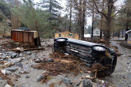 Autos und Häuser werden nach Unwetter von Schlamm verschluckt.