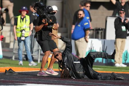 Rapper Snoop Dogg versucht einen Kickoff zu fangen.