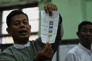 Beobachtern zufolge sollen viele Wähler von der Junta eingeschüchtert worden sein. 