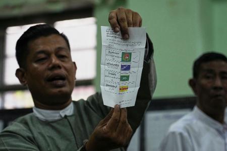 Beobachtern zufolge sollen viele Wähler von der Junta eingeschüchtert worden sein. 