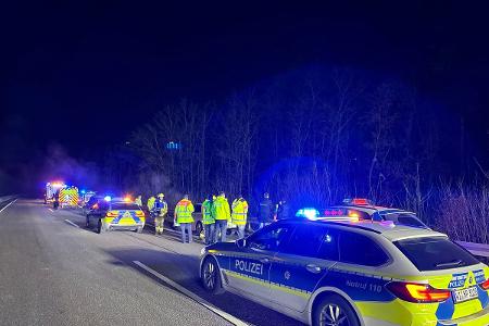 VW auf der Autobahn 45 vor der Anschlussstelle Hanau