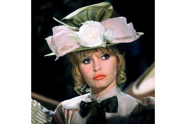 Bereits als 15-Jährige hatte sie vor der Kamera posiert. Als Fotomodell zierte sie die Titelseiten bekannter Modemagazine und wurde zu einem der begehrtesten Mannequins. 