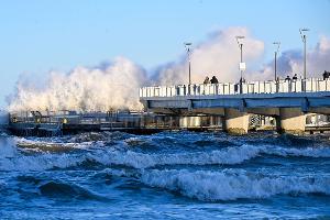 Vom Sturmwetter besonders stark betroffen ist die Ostseeküste Polens - wie hier das Ostseebad Kolberg.