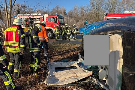 Bei dem verunfalltem Fahrzeug musste das Dach abgeklappt werden