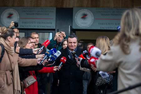 Kosovos Ministerpräsident Kurti sichert sich bei der Neuwahl in seinem Land ein weiteres Regierungsmandat. 