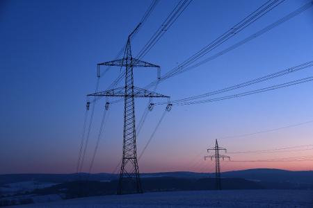 Die Senkung der Übertragungsnetzentgelte durch den Bundeszuschuss führe grundsätzlich zu einer Entlastung der Verbraucherinnen und Verbraucher bei den Stromkosten, heißt es beim Branchenverband BDEW. (Symbolbild)