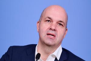 DIW-Chef Fratzscher sieht in der Debatte um Feiertage, die nachgeholt werden, wenig Sinn.