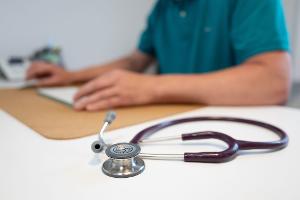 Könnte eine Gebühr unnötige Arztbesuche verringern? (Archivbild) 