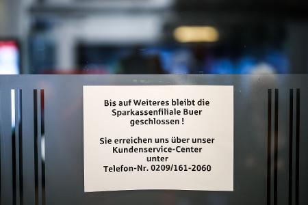 Ein Schild informiert die Kunden der Bank darüber, dass die Filiale bis auf Weiteres geschlossen bleibt.