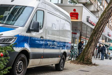 Ein Fahrzeug der Kriminaltechnischen Untersuchung (KTU) der Polizei steht vor der Sparkassenfiliale. Unbekannte Täter sind durch ein Loch in den Tresorraum des Bankgebäudes eingebrochen und haben dabei mehrere Wertschließfächer durchsucht.