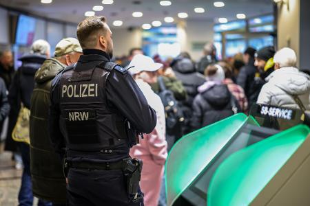 Polizeibeamte räumen den Vorraum der Sparkasse in Buer.