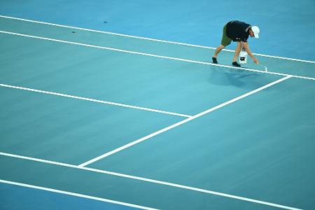 Während der Vorbereitungen für die Australian Open 2026 werden die Linien auf das Spielfeld aufgemalt.